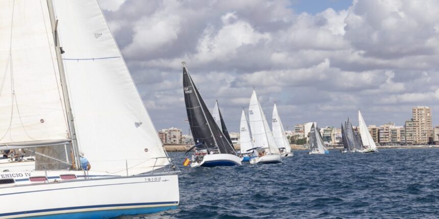 Embarcaciones participantes en el décimo Trofeo Punta Este entre Torrevieja y Cartagena.