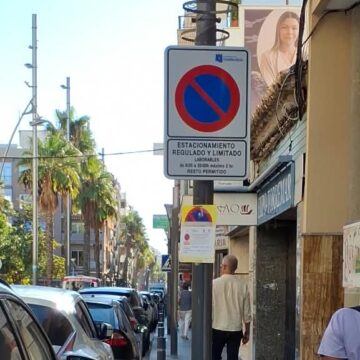 VA-3481-estacionamiento-ramon-gallud-torrevieja.jpg Señalización del estacionamiento regulado en la calle Ramón Gallud de Torrevieja.