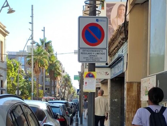 Señalización del estacionamiento regulado en la calle Ramón Gallud de Torrevieja.