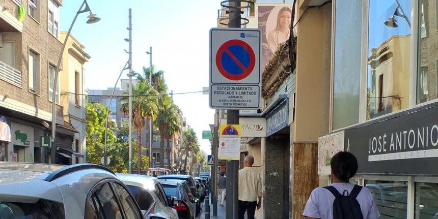 Señalización del estacionamiento regulado en la calle Ramón Gallud de Torrevieja.