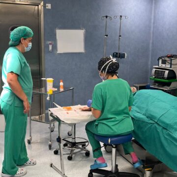 VA-3481-tunel-carpiano-tecnica-walant-torrevieja.jpg Profesionales del Hospital de Torrevieja durante una intervención de túnel carpiano con técnica WALANT.
