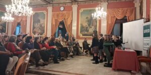 Presentación de las actas del congreso sobre la pobreza en España en el Casino de Torrevieja, en marzo de 2026.