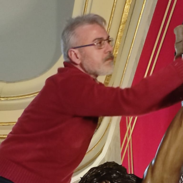 Víctor García junto al Cristo Salinero de Torrevieja antes de los trabajos de conservación y restauración