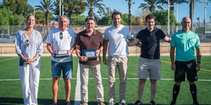 va-3482-homenaje-casimiro-torres-joaquin-sala.jpg Homenaje del CD Los Ángeles a Casimiro Torres y Joaquín Sala por su trayectoria vinculada al fútbol de Torrevieja.