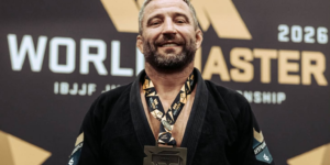 Yury Pashkovich, atleta del Club Mano a Mano de Torrevieja, con la medalla de bronce en Las Vegas.