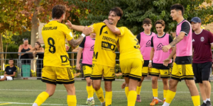 Jugadores del SC Torrevieja celebran su victoria ante el Hércules B en Tercera Federación.