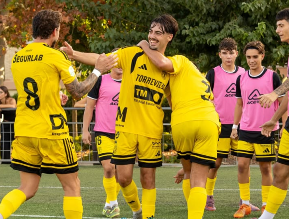 va-3480-sc-torrevieja-victoria-hercules-b.jpg Jugadores del SC Torrevieja celebran su victoria ante el Hércules B en Tercera Federación.