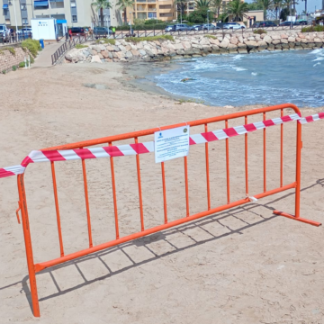 Vallas y cinta de balizamiento durante el cierre preventivo de Cala Piteras