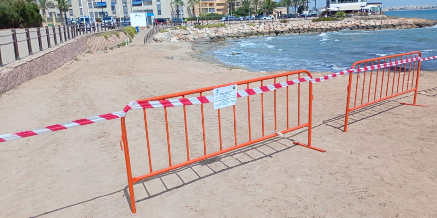 VA-3479-cala-piteras-reapertura-bano.jpg Vallas y cinta de balizamiento durante el cierre preventivo de Cala Piteras