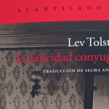 El libro La felicidad conyugal, de Lev Tolstói, sobre una mesa.