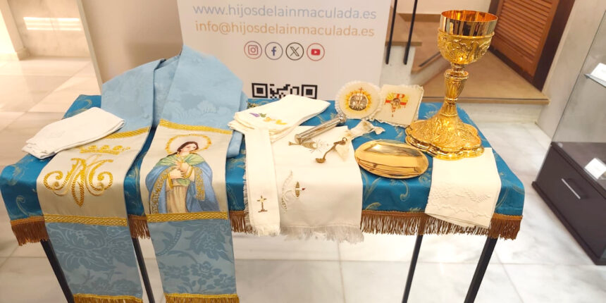 Entrega de objetos litúrgicos del sacerdote Don Tomás Álvarez al museo de la Purísima de Torrevieja.