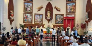 Equipo de “La Acogida” de la parroquia del Sagrado Corazón de Torrevieja durante la celebración de su envío.