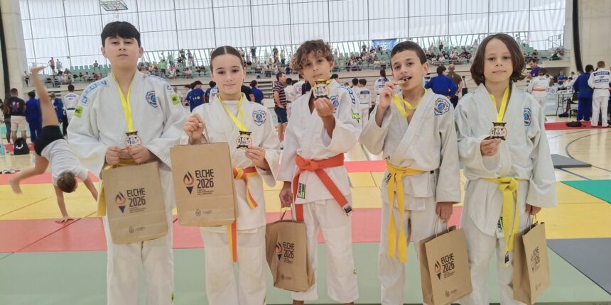 Judocas del Judo Club Nozomi de Torrevieja tras conseguir 17 medallas en la Copa de Judo de Elche.