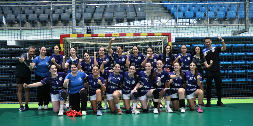 va-3484-balonmano-mare-nostrum-torrevieja.jpg El equipo posa tras la vict oria. Foto Raúl Ruíz(1)