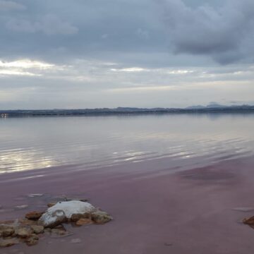 Laguna Rosa de Torrevieja bajo un cielo cubierto de nubes.