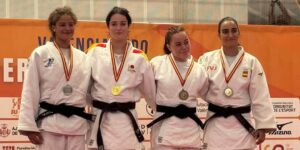 Judokas del Judo Club Nozomi de Torrevieja tras conseguir una plata y dos bronces en el Campeonato Autonómico Absoluto.