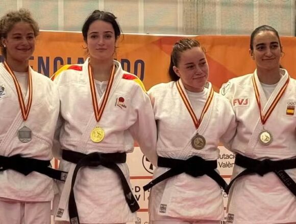 VA-3483-judo-club-nozomi-autonomico.jpg Judokas del Judo Club Nozomi de Torrevieja tras conseguir una plata y dos bronces en el Campeonato Autonómico Absoluto.