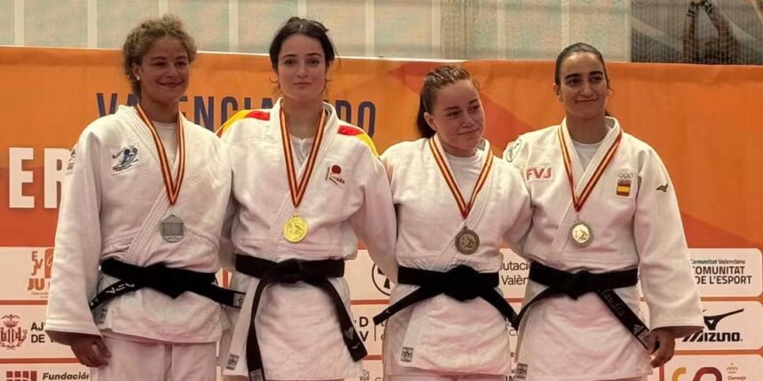 Judokas del Judo Club Nozomi de Torrevieja tras conseguir una plata y dos bronces en el Campeonato Autonómico Absoluto.