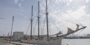 El pailebote Pascual Flores regresa al puerto de Torrevieja tras su gira por Europa.