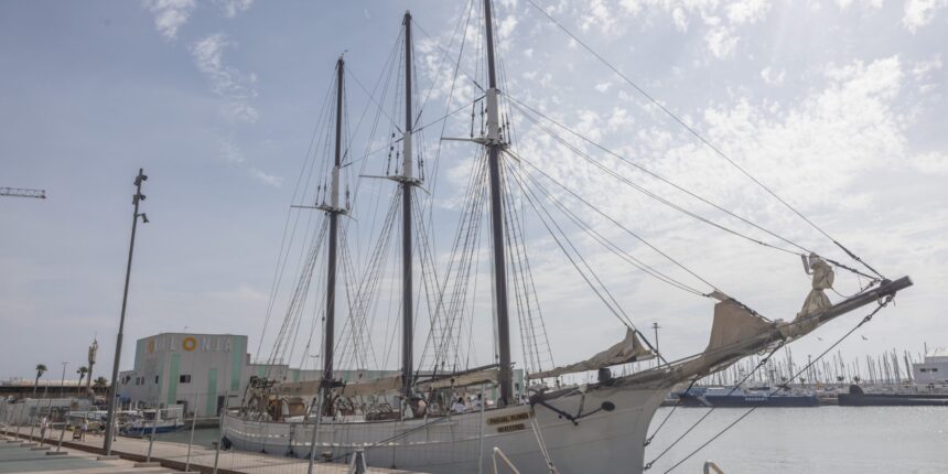 va-3484-pascual-flores-torrevieja.jpg El pailebote Pascual Flores regresa al puerto de Torrevieja tras su gira por Europa.