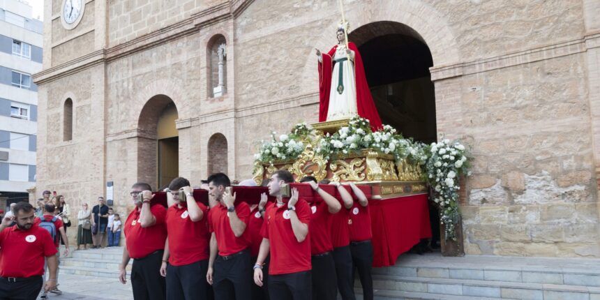 Procesión extraordinaria por el 75 aniversario de San Juan Evangelista en Torrevieja.