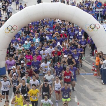 Participantes en la XI Carrera-Marcha Solidaria de AFA Torrevieja a favor de las personas con Alzheimer.