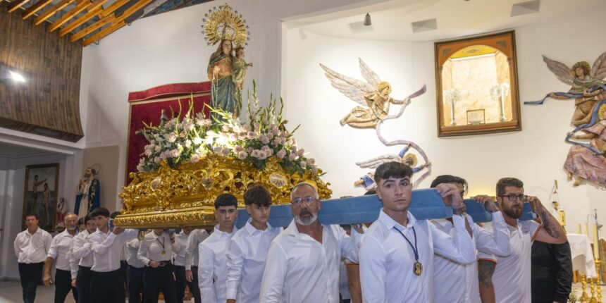 La Virgen del Rosario durante las fiestas patronales de La Mata 2026.