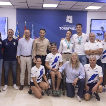Ánder Martín y Esther Briz durante la recepción municipal tras conquistar el oro europeo en beach sprint.