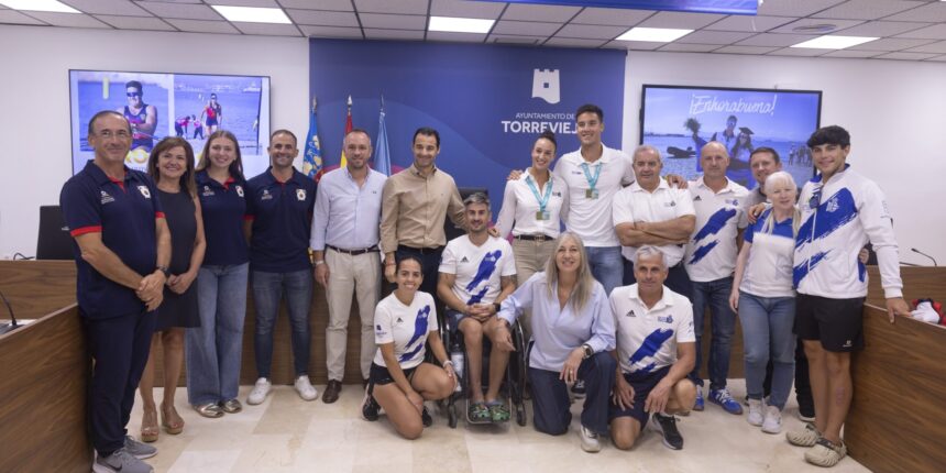 Ánder Martín y Esther Briz durante la recepción municipal tras conquistar el oro europeo en beach sprint.