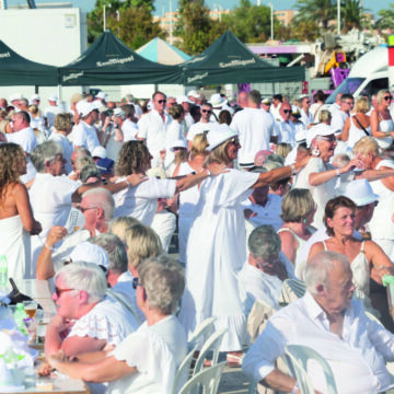 va-3485-fiesta-blanca-torrevieja-2026.jpg Público asistente a la Fiesta Blanca de Torrevieja 2026 en el Parque Antonio Soria durante la jornada de música y solidaridad.