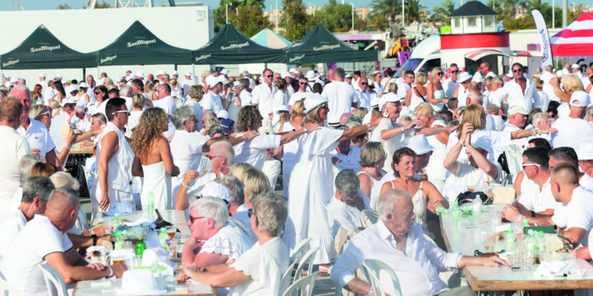 Público asistente a la Fiesta Blanca de Torrevieja 2026 en el Parque Antonio Soria durante la jornada de música y solidaridad.