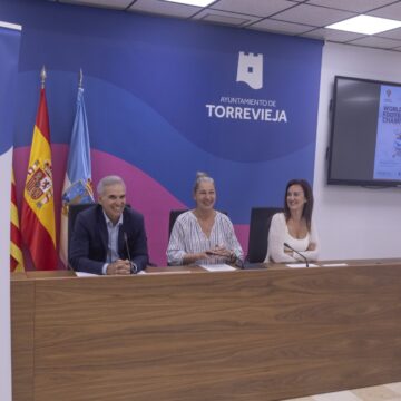 Presentación del Mundial de Fútbol Médico 2027 en Torrevieja con representantes municipales y del comité organizador.
