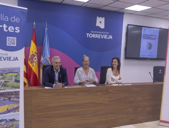 Presentación del Mundial de Fútbol Médico 2027 en Torrevieja con representantes municipales y del comité organizador.