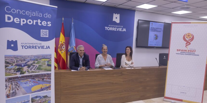 Presentación del Mundial de Fútbol Médico 2027 en Torrevieja con representantes municipales y del comité organizador.