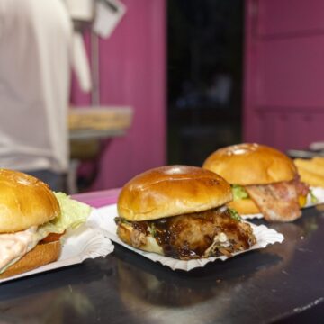 Street Food Market de Torrevieja en el Parque de las Naciones, con puestos gastronómicos y visitantes.