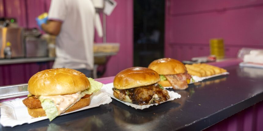 Street Food Market de Torrevieja en el Parque de las Naciones, con puestos gastronómicos y visitantes.