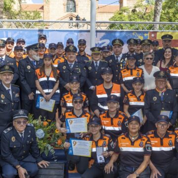 Homenaje a Protección Civil de Torrevieja durante la celebración del Día de la Comunidad Valenciana por su 30 aniversario.