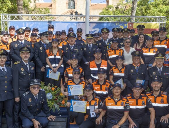 Homenaje a Protección Civil de Torrevieja durante la celebración del Día de la Comunidad Valenciana por su 30 aniversario.