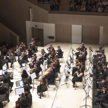 La Orquesta Sinfónica de Torrevieja durante el concierto inaugural de temporada en el Auditorio Internacional, bajo la dirección de José Miguel Rodilla.