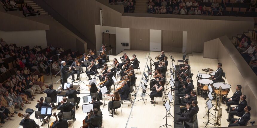 va-3485-orquesta-sinfonica-torrevieja-inicio-temporada-2026.jpg La Orquesta Sinfónica de Torrevieja durante el concierto inaugural de temporada en el Auditorio Internacional, bajo la dirección de José Miguel Rodilla.