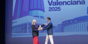 Entrega del trofeo de Capital Cultural Valenciana 2025 al alcalde Eduardo Dolón durante la gala celebrada en el Teatro Municipal de Torrevieja.