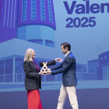 va-3485-entrega-trofeo-capital-cultural-valenciana-torrevieja.jpg Entrega del trofeo de Capital Cultural Valenciana 2025 al alcalde Eduardo Dolón durante la gala celebrada en el Teatro Municipal de Torrevieja.
