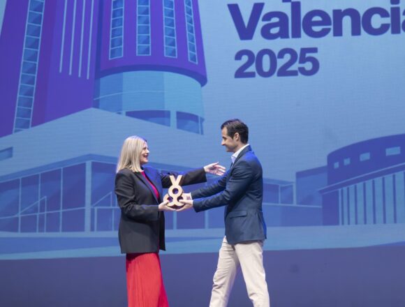 Entrega del trofeo de Capital Cultural Valenciana 2025 al alcalde Eduardo Dolón durante la gala celebrada en el Teatro Municipal de Torrevieja.