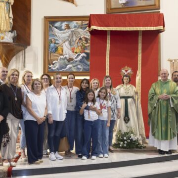 Imagen de San Juan Evangelista en el altar mayor de la iglesia del Sagrado Corazón de Torrevieja con motivo del 75 aniversario de su cofradía.