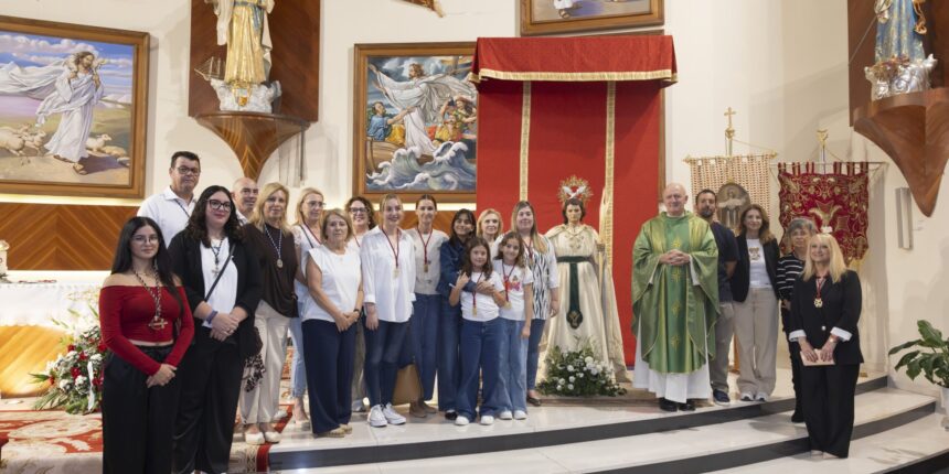 va-3485-san-juan-evangelista-75-aniversario-torrevieja.jpg Imagen de San Juan Evangelista en el altar mayor de la iglesia del Sagrado Corazón de Torrevieja con motivo del 75 aniversario de su cofradía.