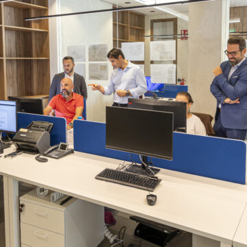 Interior de la nueva Oficina Municipal de Vivienda de Torrevieja durante la visita del alcalde y representantes municipales.