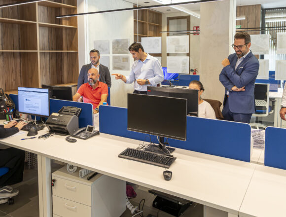 Interior de la nueva Oficina Municipal de Vivienda de Torrevieja durante la visita del alcalde y representantes municipales.