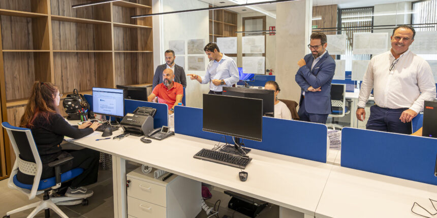 Interior de la nueva Oficina Municipal de Vivienda de Torrevieja durante la visita del alcalde y representantes municipales.