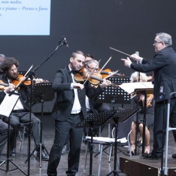 VA-3486-heorhii-sokolov-casanovas-orquesta-torrevieja.jpg El violinista Heorhii Sokolov junto a la Casanovas Orquesta, dirigida por José Francisco Sánchez, en Torrevieja.
