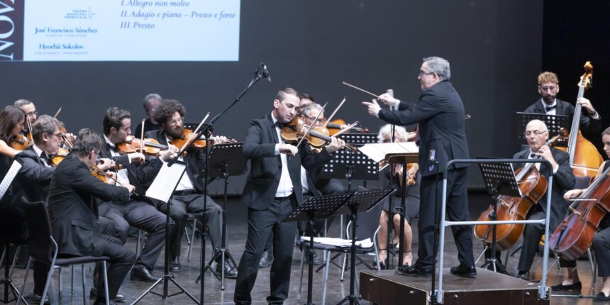 El violinista Heorhii Sokolov junto a la Casanovas Orquesta, dirigida por José Francisco Sánchez, en Torrevieja.